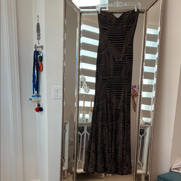 Elegant Strapless Black and Gold Evening Dress - Picture 4 of 9